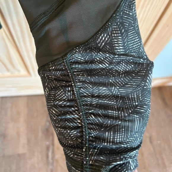 Lululemon Olive Green Leaf Print Leggings. Size 4. - Picture 10 of 13